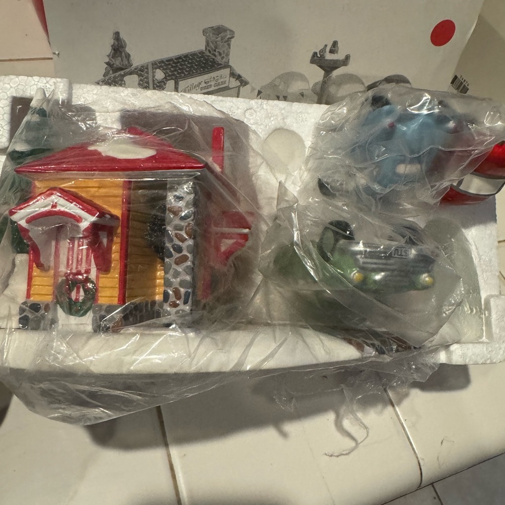 Dept 56 Snow Village Used Car lot 1992 #71
